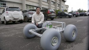 Académico fabrica vehículo para limpiar playas y luchar contra la contaminación costera