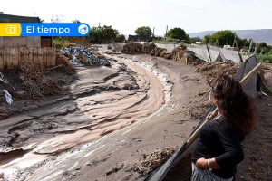 El tiempo sigue complicando a Chile: Lluvias en el norte generan peligro de aluviones