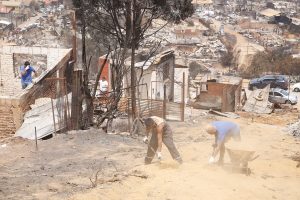 Hogar de Cristo y Techo Chile: Campañas para kits de escombros y reconstrucción de casas