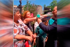 VIDEO| Mujer agrede a José Antonio Neme con foto de Piñera: “Estás donde calienta el sol”