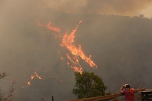 Chile combate 165 incendios activos en 10 regiones del país en otro verano mortal