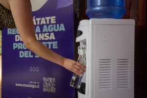 Refugios climáticos se consolidan como política anti calor: Instalan 10 nuevos puntos en Santiago