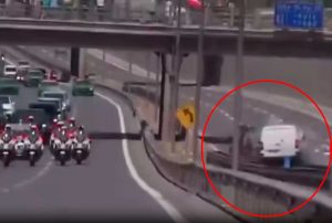 VIDEO| Todo por frenar a mirar: Así fue el accidente de tránsito al lado de cortejo de Piñera