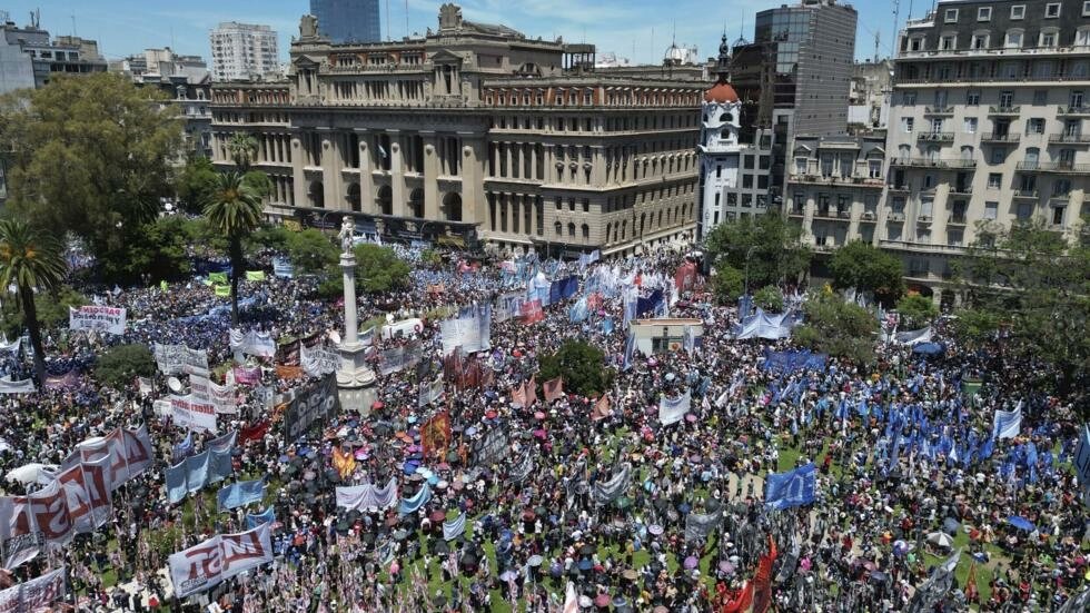 ‘Ley Ómnibus’ de Javier Milei es aprobada en general en Argentina pese a protestas sociales