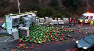 VIDEO| Más complicaciones en Viña: Camión lleno de sandías vuelca y bloquea Ruta Las Palmas