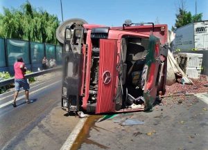 Corte de tránsito en autopista General Velásquez: Camión cargado con frutas volcó en Renca