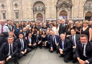 VIDEO| “Falta de respeto” y “chabacano”: Insólita selfie de Chile Vamos en funeral de Piñera