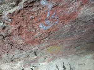 Buscan a turistas que pintaron sobre arte rupestre de 3 mil años en la Patagonia