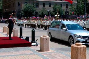 VIDEO| Solemne e histórico: Así fue el homenaje de Boric a Piñera frente a La Moneda