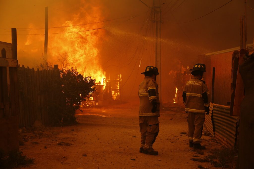 Fundo, barrio obrero y “toma”, el pasado de los terrenos quemados en los fuegos de Chile