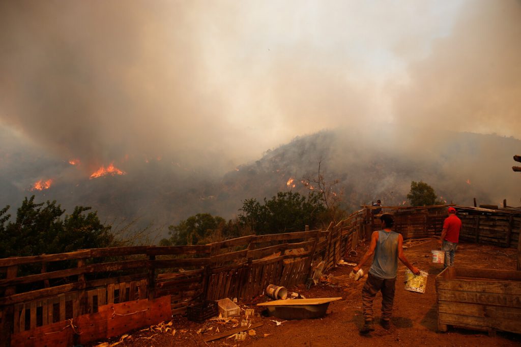 ¿Casas azules no se quemaron en Chile? Desmienten absurda fake news sobre incendios