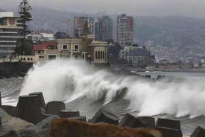 Anuncian marejadas en costas de Chile por sistema frontal: Revisa los sectores afectados