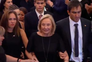 VIDEO| Féretro de Sebastián Piñera sale del exCongreso acompañado por Cecilia Morel