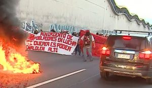 VIDEO| Américo Vespucio con tránsito suspendido: Protesta en Macul causa estragos