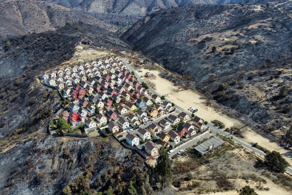 El «milagro» de Botania: Cómo vecinos salvaron su barrio del incendio más letal de Chile