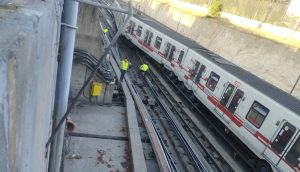 Tren descarrila en la L1 del Metro de Santiago y obliga a detener parte del servicio