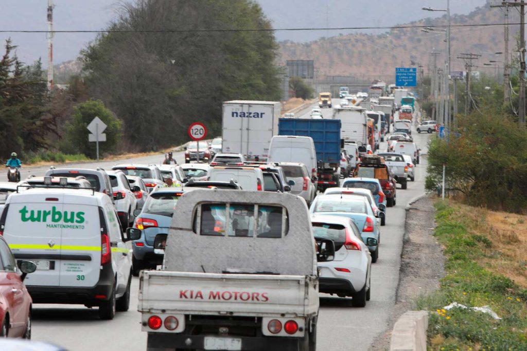 Más de 300.000 vehículos regresan a Santiago: Carabineros proyecta horas de alto flujo