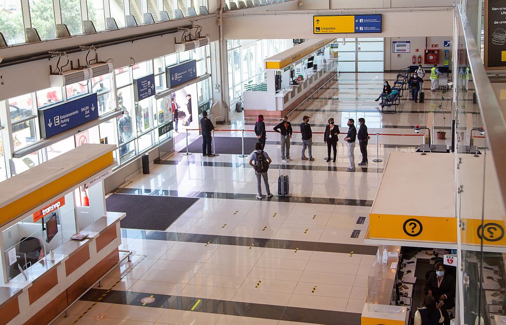 Caos en aeropuerto El Loa: Suspenden a empresa a cargo de cinta transportadora de equipaje