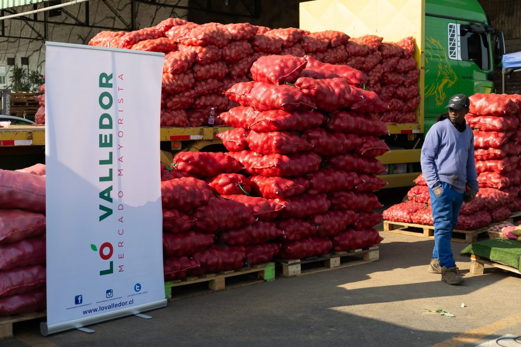 Mercado Lo Valledor anuncia controversial medida: Pedirán carnet chileno para entrar