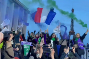 Francia se convierte en primer país en blindar derecho al aborto en su constitución a días del 8M