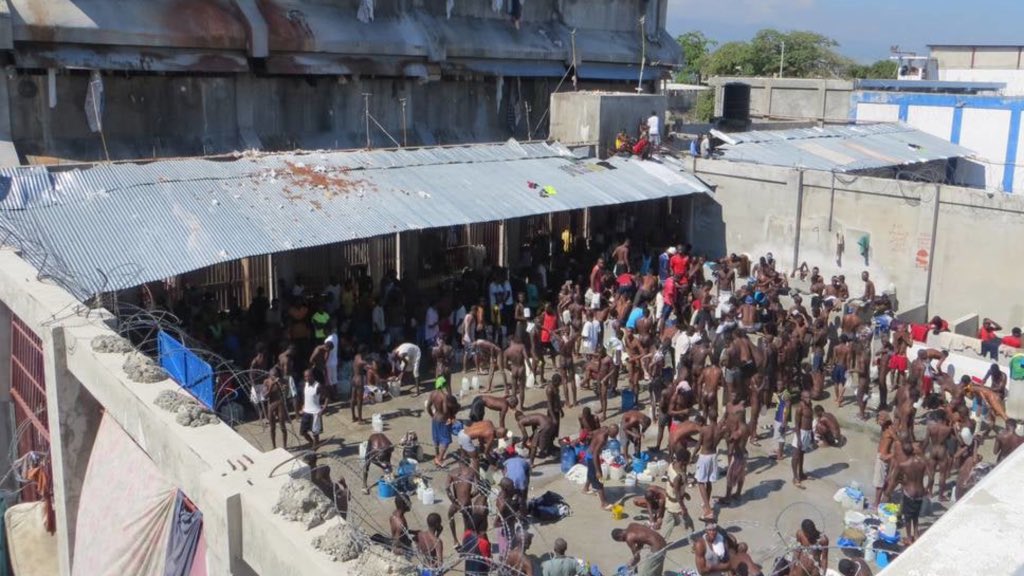 Haití y horrible noche de violencia extrema: Decenas de muertos y tomas de cárceles