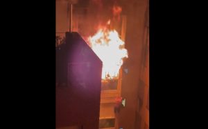 VIDEO| Registran desesperada acción de joven huyendo de las llamas en medio de voraz incendio