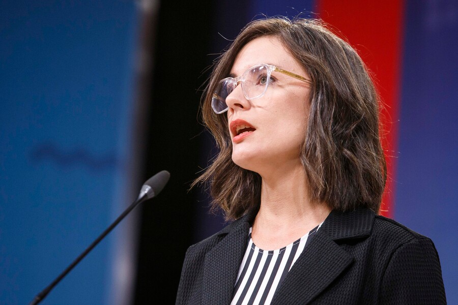 Ministra Vallejo: «Hemos cometido errores, pero no hemos metido las manos en ninguna parte»