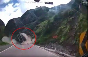 VIDEO| Espeluznante: Así fue el deslizamiento de rocas que aplastó camiones en Perú
