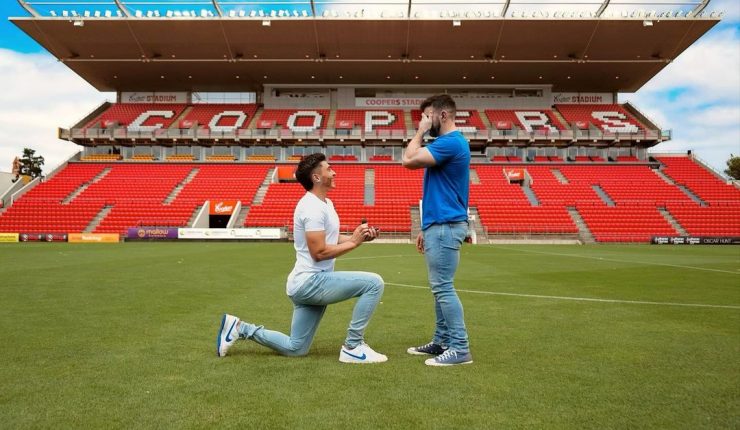 «Próximamente marido y marido»: Futbolista australiano pide matrimonio en pleno estadio