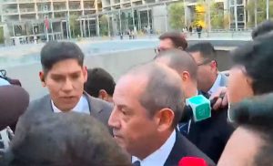 VIDEO| Violenta llegada de Sergio Muñoz a Tribunales: Escolta golpeó y empujó a periodistas