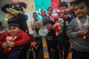 Medalla de los 42K de la Maratón de Santiago será diseñada por niños y jóvenes de Teletón