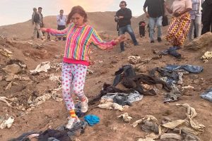 Diseñadores internacionales impulsan la moda circular frente a mega vertederos de Atacama