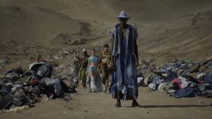 Atacama, París y Londres: Lanzan Fashion Week con moda hecha con ropa tirada en el desierto