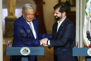 El “abrazo fraterno” del Presidente Boric a López Obrador tras conflicto diplomático con Ecuador