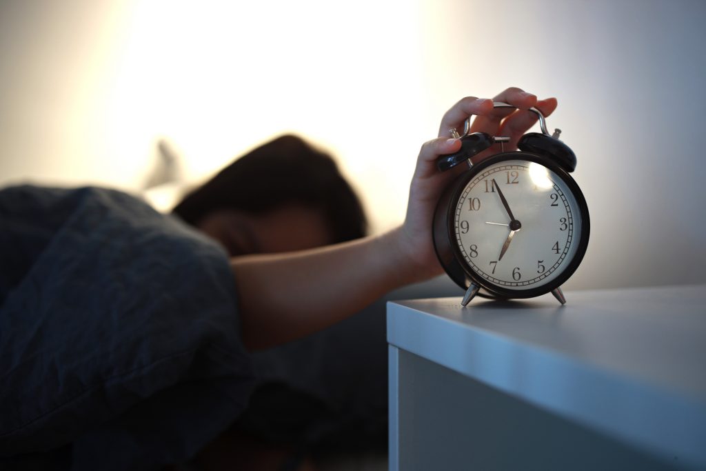 ¿Cómo lograr que el cambio de hora no altere tu sueño? Expertos dan recomendaciones