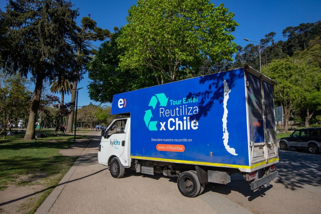 Basurero móvil eléctrico recorrerá Chile recolectando celulares y computadores para reciclar