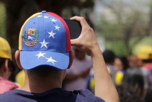 Venezolanos en Chile: Amnistía defiende migración y critica asociación con delincuencia