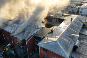 Incendio en Renca afecta a block de departamentos y obliga a desalojar jardín infantil