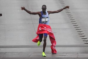 Keniata Edwin Koech conquista con solvencia versión 2024 del Maratón de Santiago