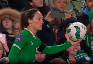 VIDEO| ¡38 metros! Impresionante saque lateral de Megan Campbell en fútbol femenino