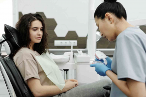 Investigadoras urgen políticas de salud bucal: Mujeres pierden 2,4 dientes más que hombres