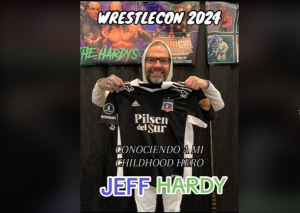 VIDEO| Jeff Hardy, legendaria estrella de la WWE, posa con la camiseta de Colo-Colo