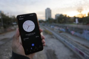 Cambio de hora en Chile: ¿Qué debo hacer con aparatos tecnológicos como celular o PC?