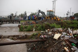 Otra vez por culpa de la basura: Canal Santa Marta se desborda e inunda Camino a Melipilla