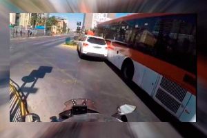 VIDEO| Chofer de micro choca vehículo para sacarlo de vía exclusiva: Era PDI en procedimiento