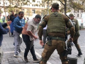 VIDEO| CUT acusa agresión de Carabineros afuera de La Moneda: “Inaceptables golpes y gases”