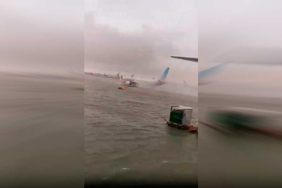 VIDEO| Dubái recibe su peor lluvia en 75 años: Agua entró a aeropuerto y arrastró aviones