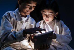 Estudio asegura que niños pasan 60 días de corrido al año conectados a pantallas digitales