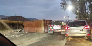Congestión kilométrica en Ruta 68 y Costanera Norte: Camión pierde carga en Pudahuel