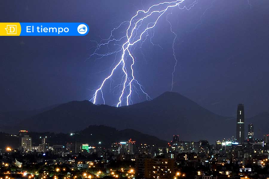 Lluvia en Santiago: Senapred pide evitar uso de teléfonos celulares por tormenta eléctrica